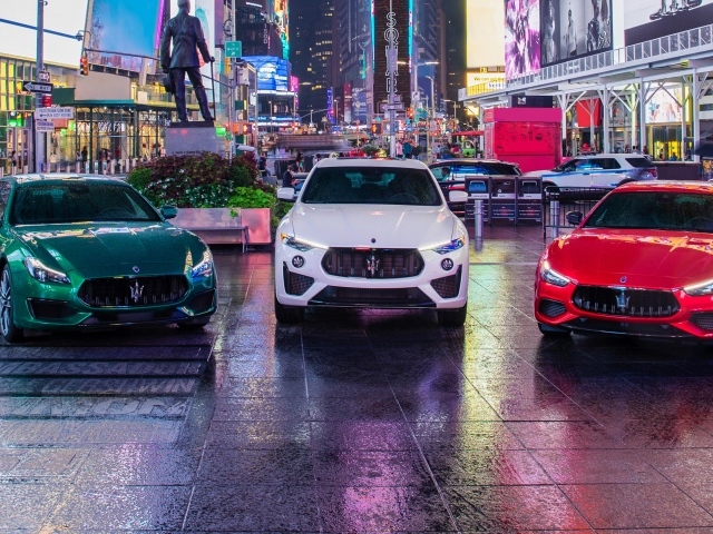 Три автомобиля  Maserati MC20, 2021 года в городе