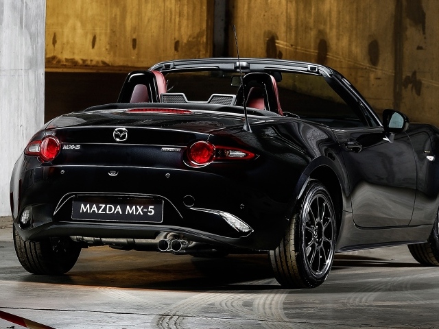 Черный кабриолет Mazda MX-5 Eunos Edition 2020 года вид сзади