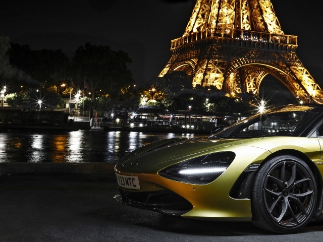 Автомобиль McLaren 720S Spider, 2019 года у Эйфелевой башни 