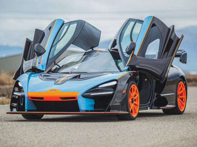 Спортивный автомобиль McLaren MSO Senna Gulf Oil Theme 2019 года с открытыми дверями
