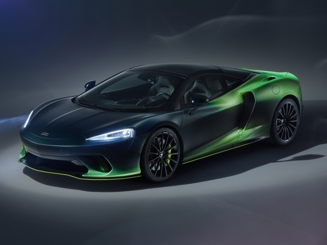 Автомобиль McLaren GT Verdant Theme By MSO 2020 года на сером фоне