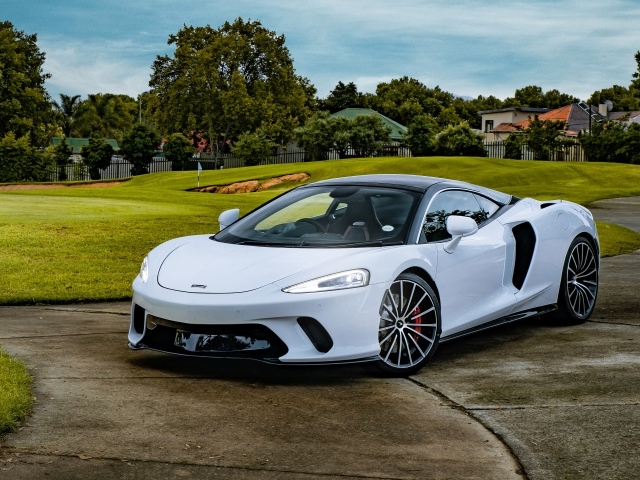 Белый спортивный автомобиль McLaren GT 2020 года 