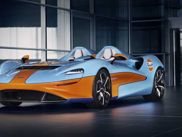Спортивный автомобиль McLaren Elva Gulf Theme By MSO 2021 года у здания 