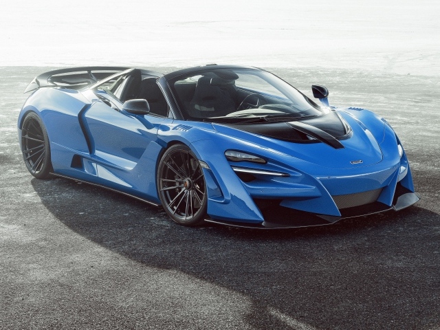 Синий автомобиль  McLaren 720S,  2020 года на асфальте 