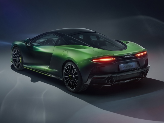 Быстрый зеленый автомобиль McLaren GT Verdant, 2020 года на сером фоне