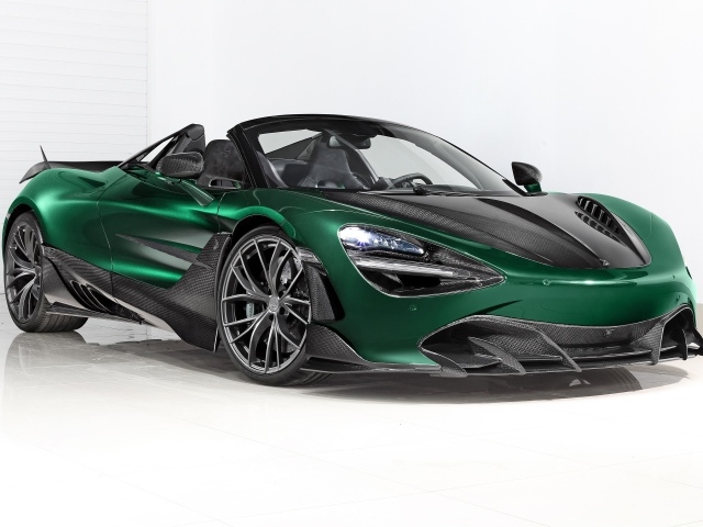 Зеленый автомобиль  McLaren 720S Spider Fury 2020 года на белом фоне 