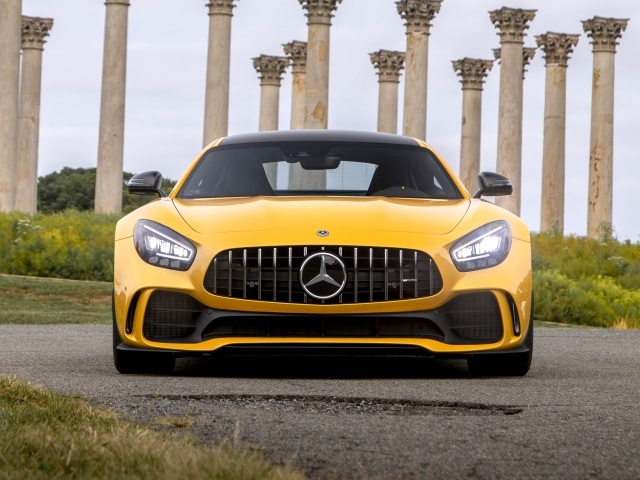 Автомобиль  Mercedes-AMG GT R, 2020 года на фоне колонн 