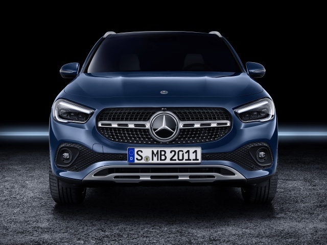 Автомобиль Mercedes-Benz GLA 250 4MATIC Progressive Line Edition 1 2020 года вид спереди