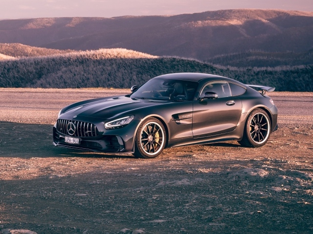 Черный автомобиль Mercedes-AMG GT R 2020 года