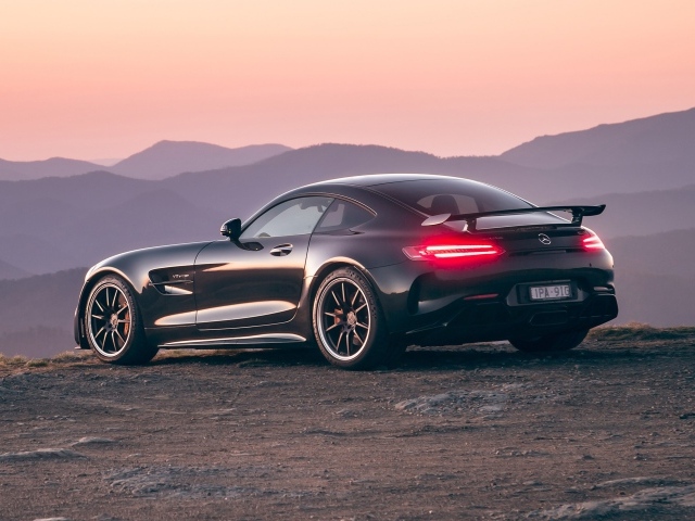 Черный автомобиль Mercedes-AMG GT R 2020 года на фоне гор 
