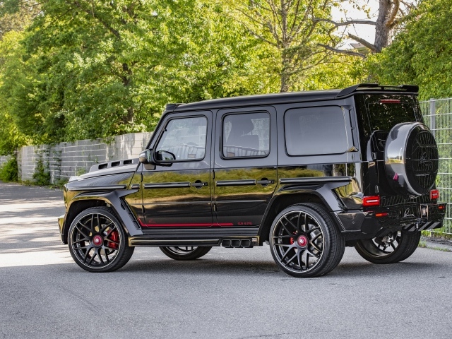 Черный джип Mercedes-Benz G-Class  на улице