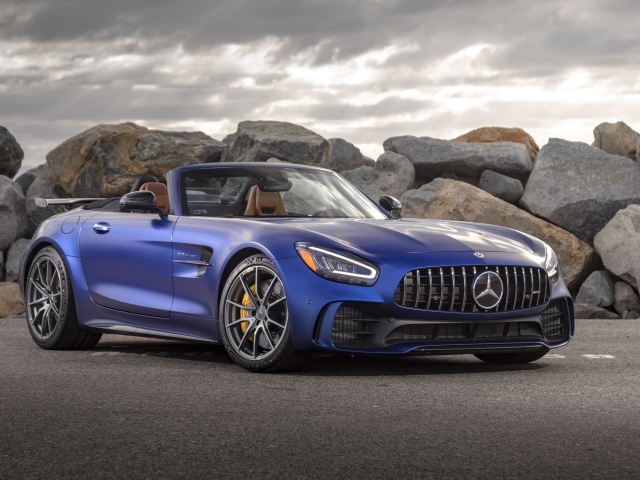 Синий кабриолет Mercedes-AMG GT R Roadster, 2020 года в горах 