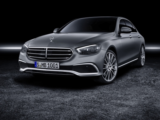 Серый автомобиль Mercedes-Benz E-Klasse 2020 года на черном фоне