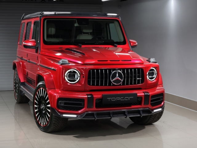 Красный внедорожник  Mercedes-AMG G 63,  2020 года в гараже