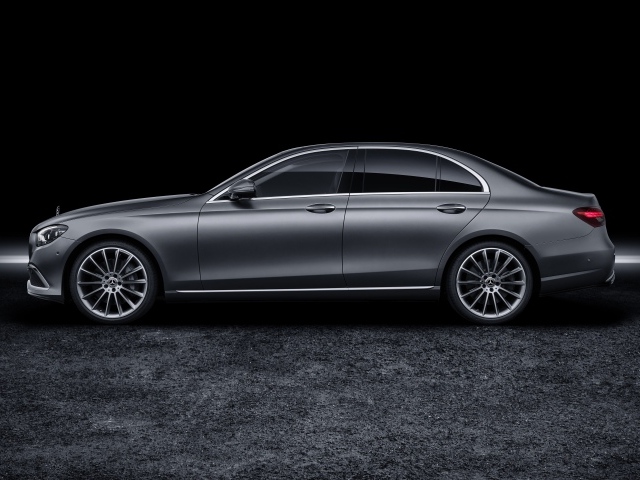 Серебристый автомобиль Mercedes-Benz E-Klasse 2020 года на черном фоне