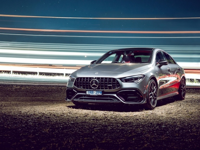 Серебристый автомобиль Mercedes-AMG CLA 45 S 4MATIC, 2020 года у трассы 