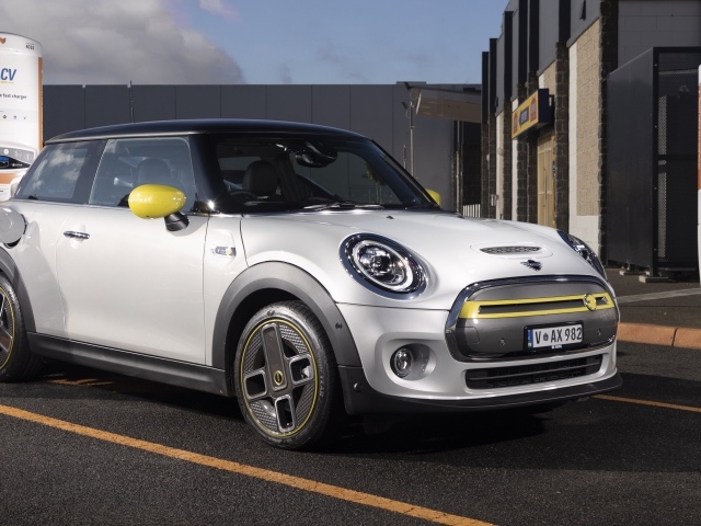 Автомобиль MINI Cooper SE 2020 года на заправке 