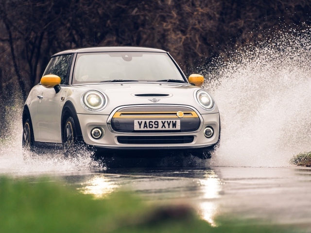 Компактный MINI Cooper SE Level 2 2020 года едет по воде