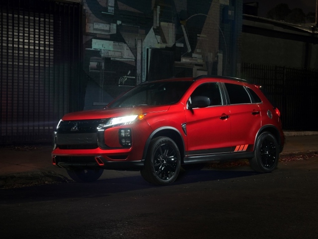 Красный внедорожник  Mitsubishi Outlander, 2020 года у стены