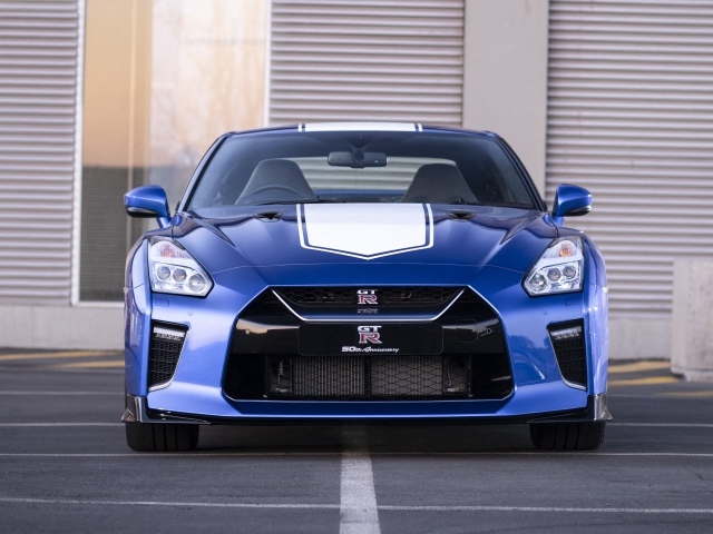 Автомобиль Nissan GT-R 50th Anniversary 2019 года у гаража