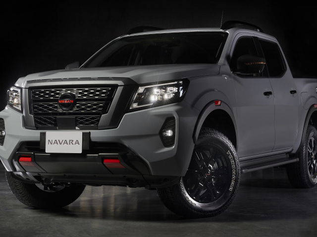 Пикап Nissan Navara PRO-4X 2021 года на черном фоне
