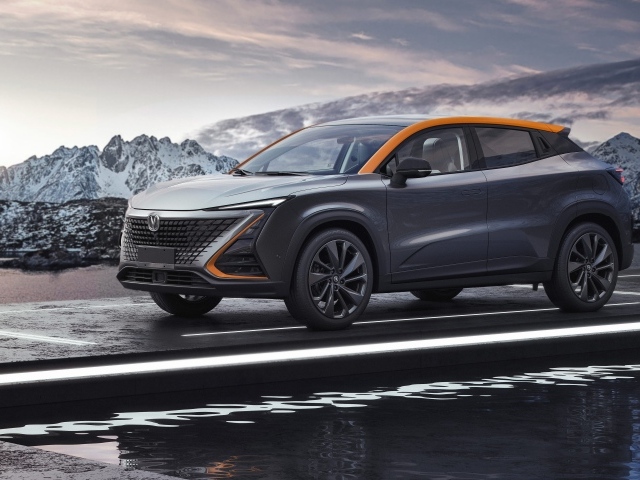 Внедорожник Changan UNI-T 2020 года у воды 