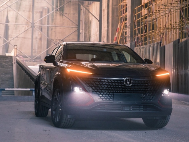 Черный автомобиль Changan UNI-T 2020 года с включенными фарами