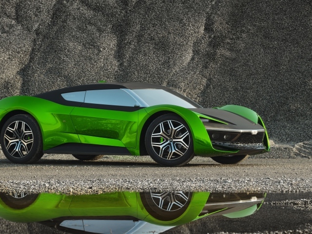 Зеленый автомобиль GFG Vision 2020 года отражается в луже