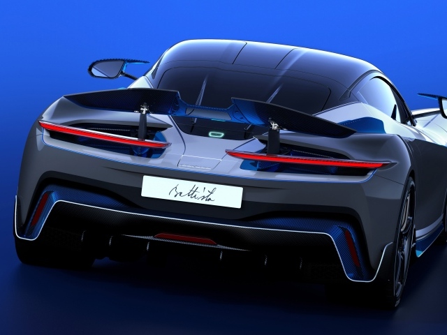 Спортивный автомобиль Pininfarina Battista Anniversario 2020 года на синем фоне