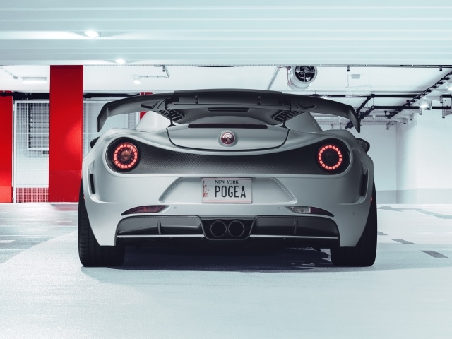 Серый автомобиль Pogea Racing Nemesis 2020 года вид сзади