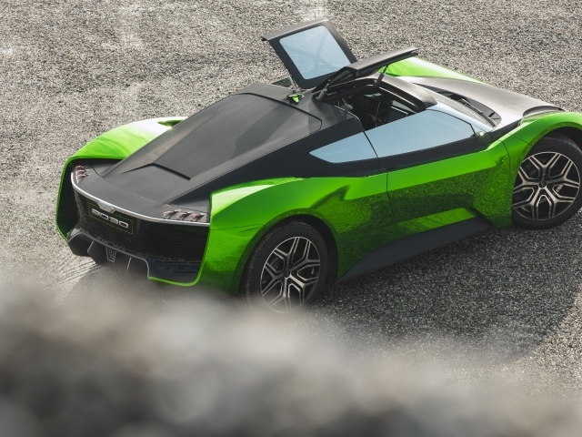 Автомобиль GFG Vision 2030 года газует на асфальте