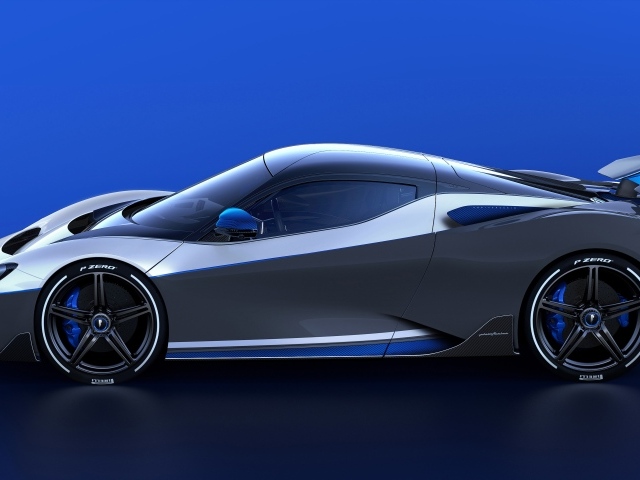 Серебристый автомобиль Pininfarina Battista Anniversario 2020 года