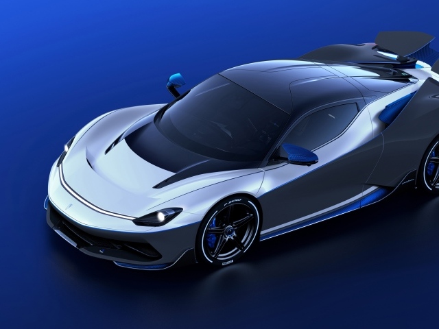 Серебристый автомобиль Pininfarina Battista Anniversario 2020 года на синем фоне