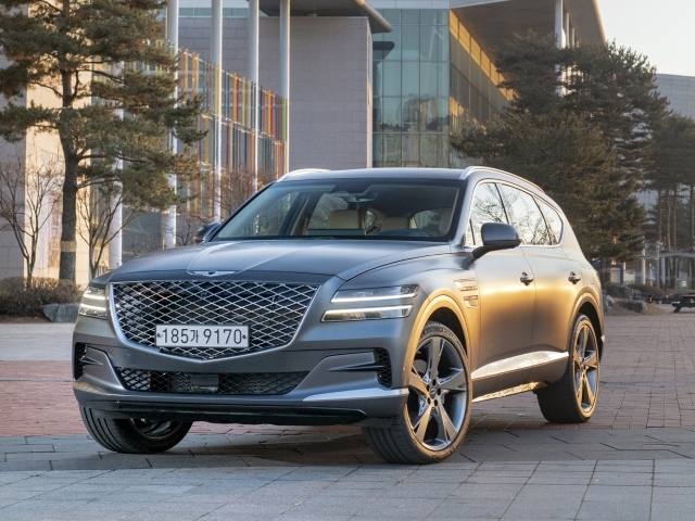 Серебристый автомобиль Genesis GV80, 2020 года