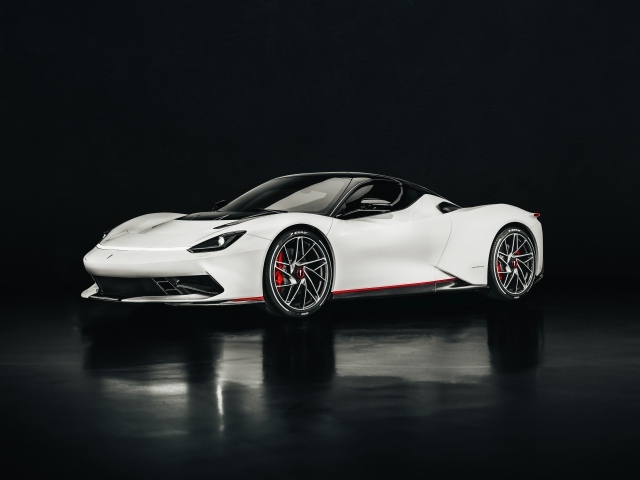 Белый спортивный автомобиль Pininfarina Battista 2020 года на черном фоне