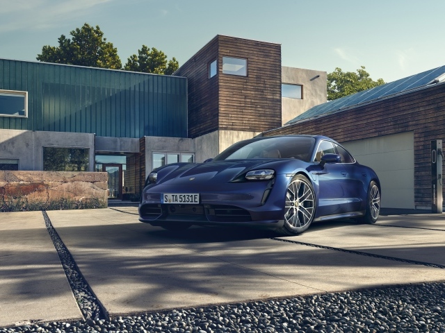 Автомобиль Porsche Taycan Turbo 2019 года стоит у дома