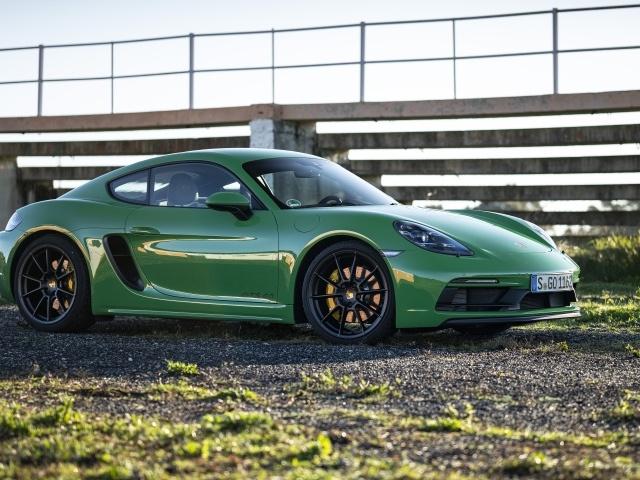Зеленый автомобиль Porsche 718 Cayman GTS 4 2020 года