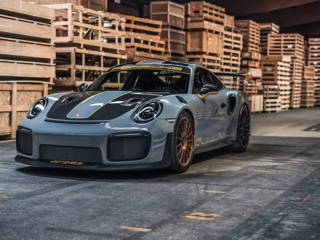 Автомобиль  Porsche 911 GT2 RS 2020 года на складе 