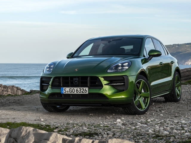 Зеленый автомобиль Porsche Macan GTS 2020 года на берегу моря