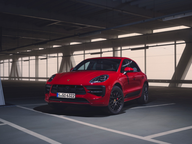 Красный внедорожник Porsche Macan GTS 2020 года 