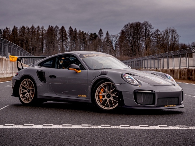 Быстрый Porsche 911 GT2 RS 2020 года на гонках 