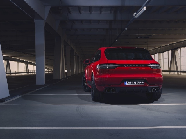 Красный внедорожник Porsche Macan GTS 2020 года на парковке