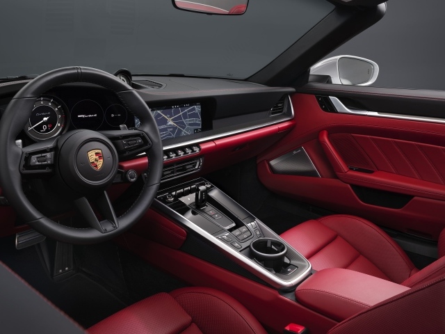 Красный кожаный автомобиль Porsche 911 Turbo S Cabriolet 2020 года