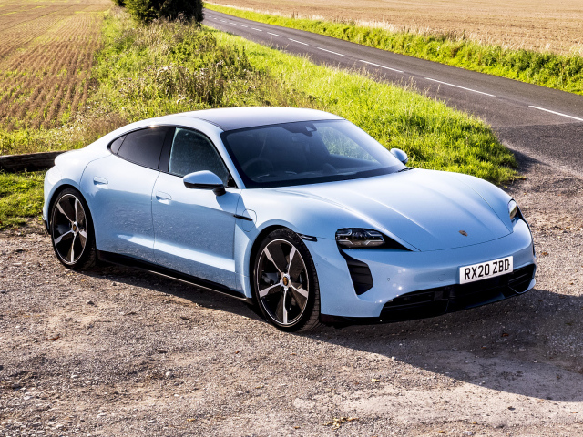 Быстрый автомобиль Porsche Taycan 4S 2021 года на фоне поля