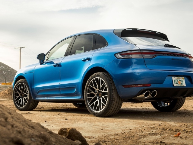 Синий автомобиль  Porsche Macan Turbo, 2020 года вид сзади 