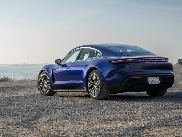 Синий автомобиль  Porsche Taycan, 2020 года вид сзади