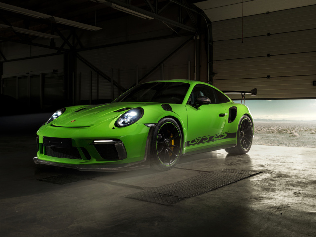 Зеленый автомобиль Porsche GT3 RS в гараже