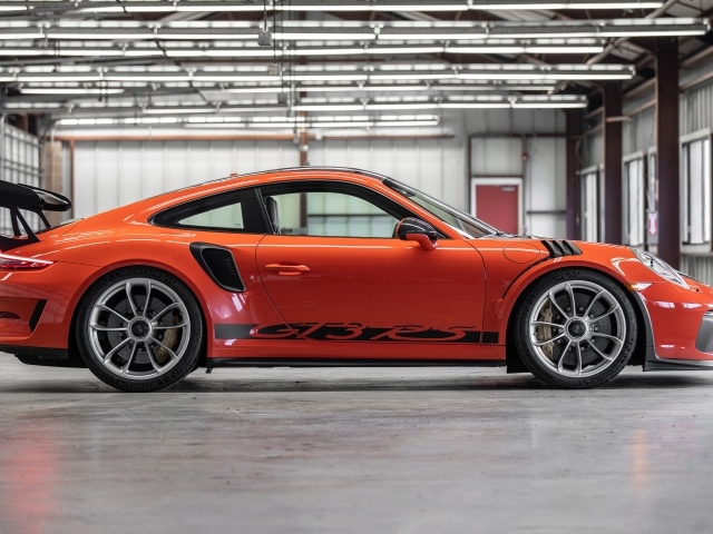 Быстрый автомобиль Porsche 911 GT3 RS вид сбоку 