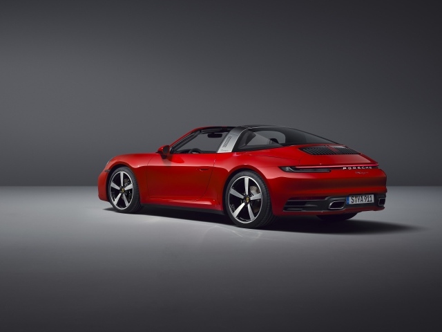 Красный автомобиль Porsche 911 Targa 4, 2020 года на сером фоне вид сзади