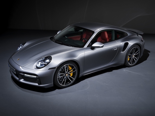 Серебристый автомобиль Porsche 911 Turbo S 2020 года вид сверху 